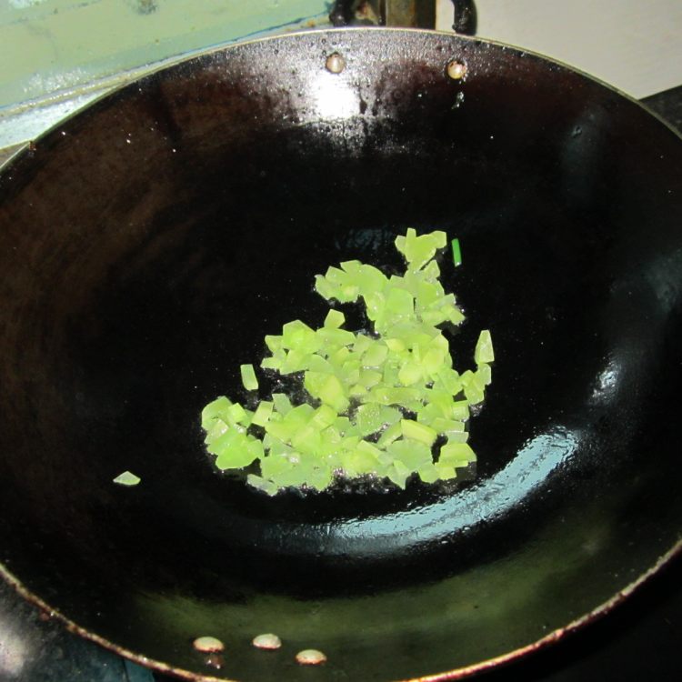 咖喱莴笋丁炒饭步骤3