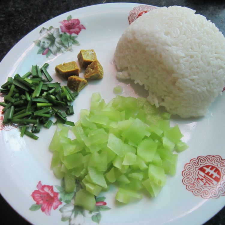 咖喱莴笋丁炒饭步骤2