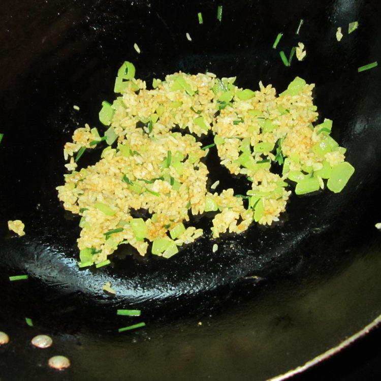 咖喱莴笋丁炒饭步骤8