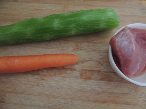 胡萝卜莴笋炒里脊肉片步骤1