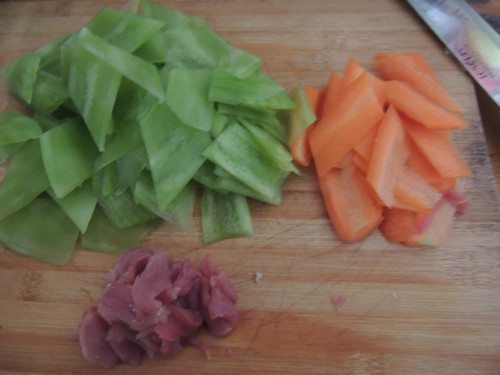 胡萝卜莴笋炒里脊肉片步骤2