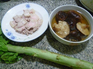香菇莴笋炒肉片步骤1
