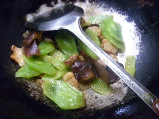 香菇莴笋炒肉片步骤9