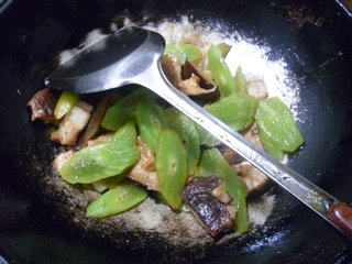 香菇莴笋炒肉片步骤12