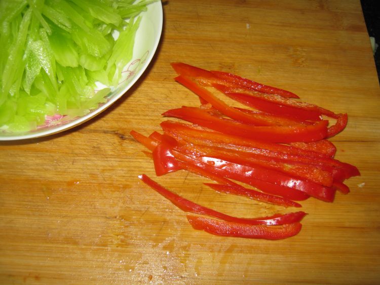 红椒莴笋丝步骤3