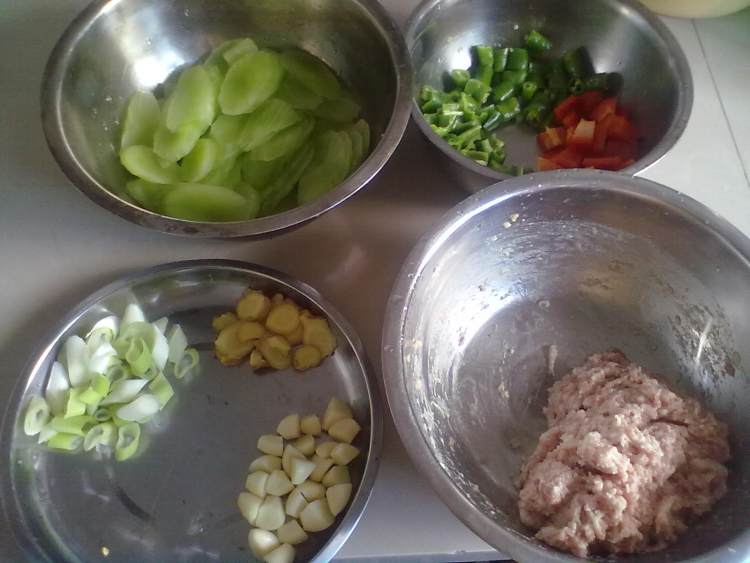 砂锅莴笋肉丸煲步骤1
