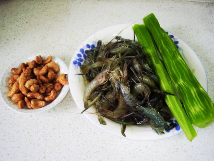 腰果莴苣拌河虾步骤1