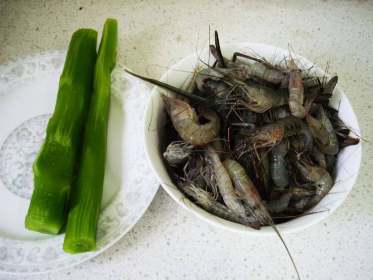 莴笋炒鲥虾步骤1