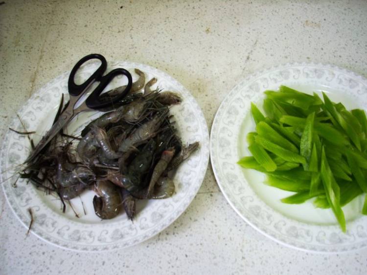 莴笋炒鲥虾步骤2