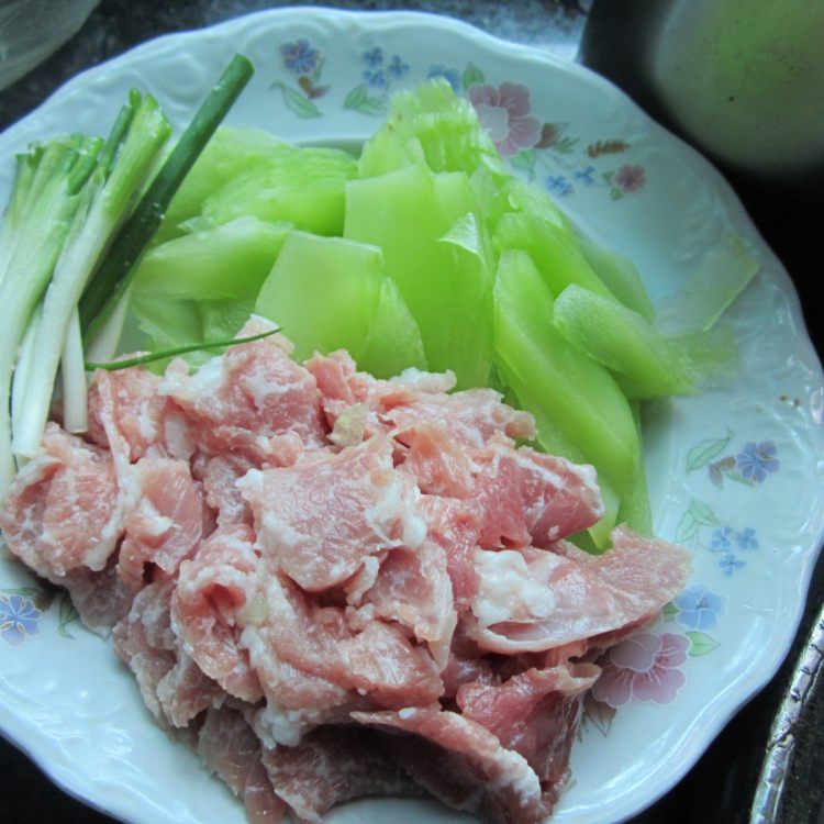 农家莴笋肉片步骤1