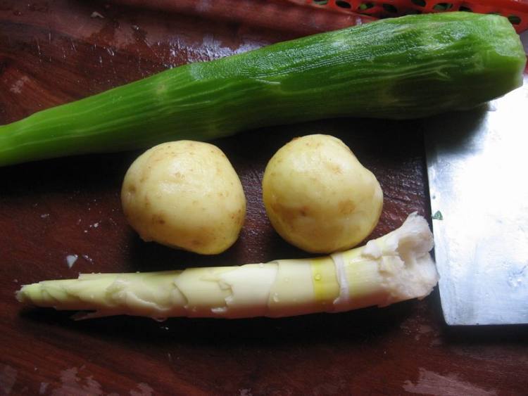 土豆炒双笋步骤1