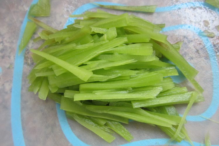 莴笋拌杏鲍菇步骤1