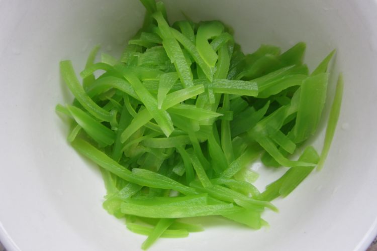 莴笋拌杏鲍菇步骤2