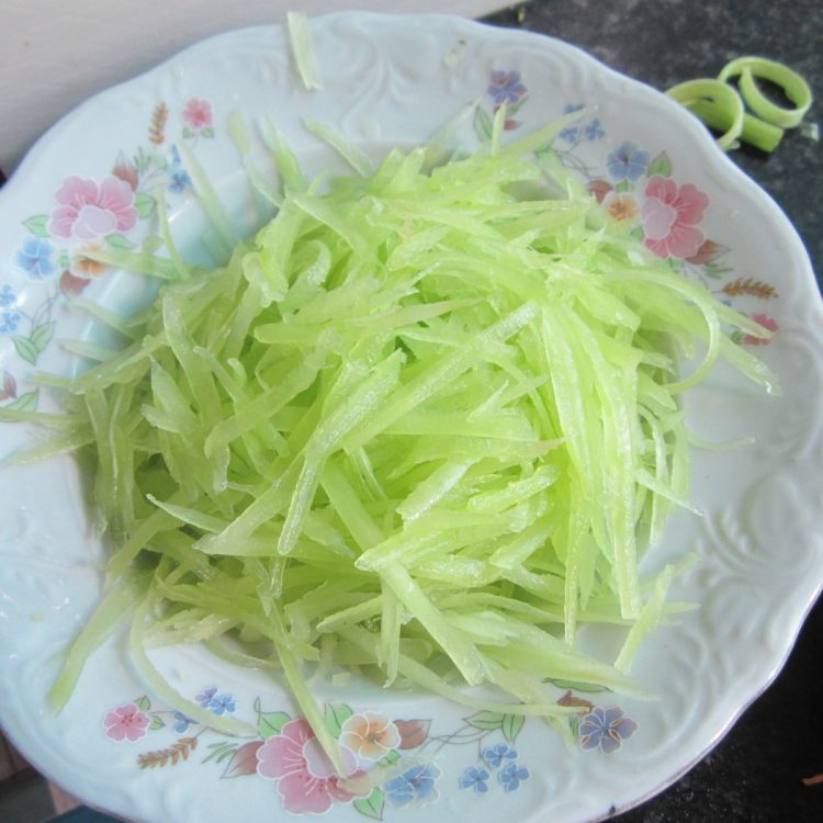 莴笋萝卜丝步骤1