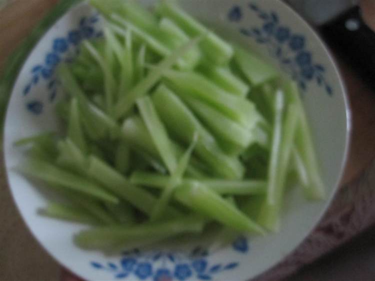黑胡椒拌莴笋步骤2