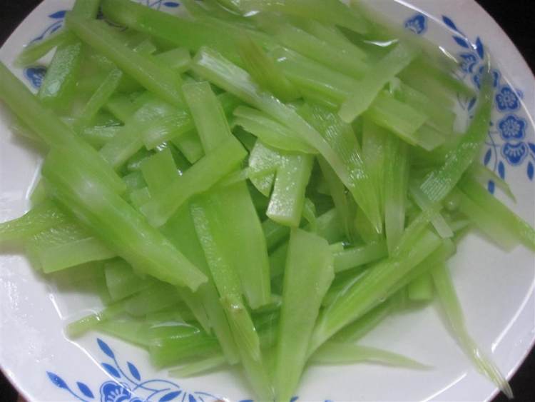 黑胡椒拌莴笋步骤5