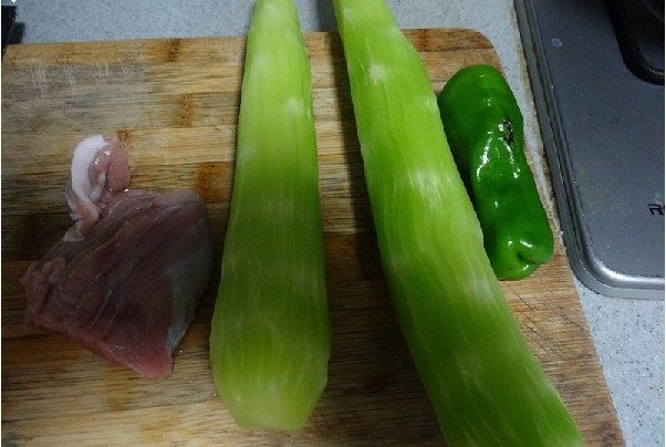 莴苣炒肉步骤1