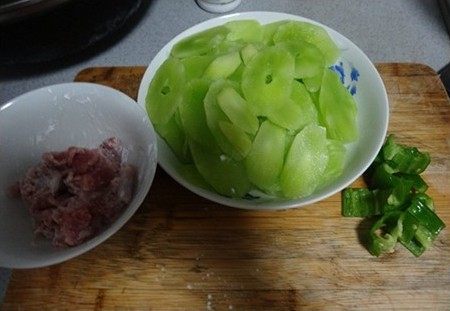 莴苣炒肉步骤2
