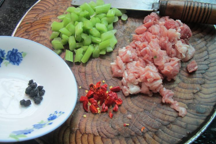 莴笋丁炒瘦肉步骤2