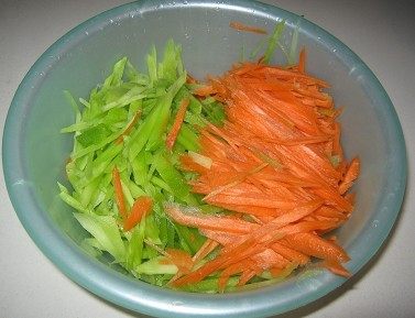 莴笋胡萝卜炒肉步骤4