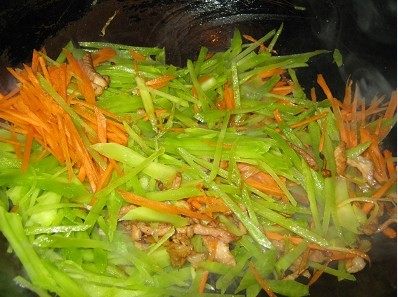莴笋胡萝卜炒肉步骤8