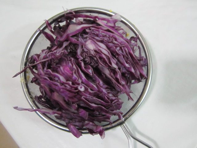 蒜香凉拌紫甘蓝莴笋步骤2