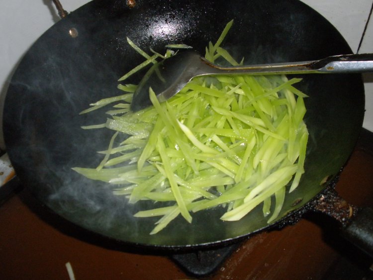 肉丝炒莴笋丝步骤4