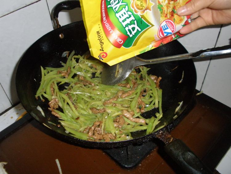 肉丝炒莴笋丝步骤7