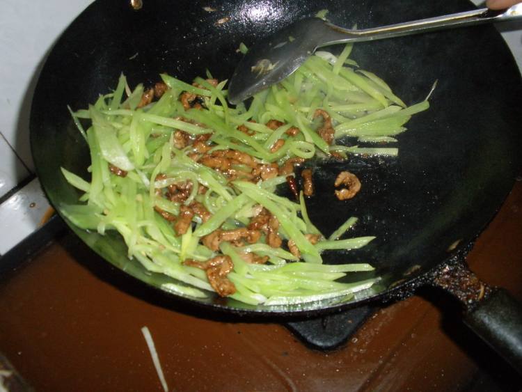 肉丝炒莴笋丝步骤6