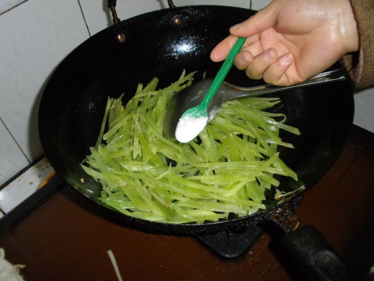 肉丝炒莴笋丝步骤5