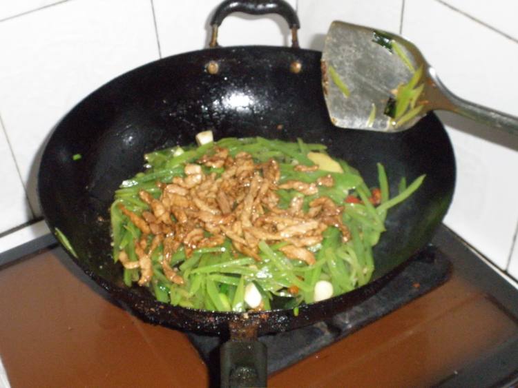 快手莴笋丝炒猪肉丝步骤8