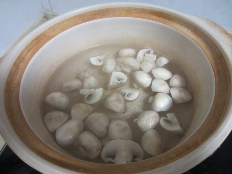 莴笋蘑菇蛋汤步骤5
