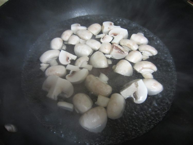 莴笋蘑菇蛋汤步骤4