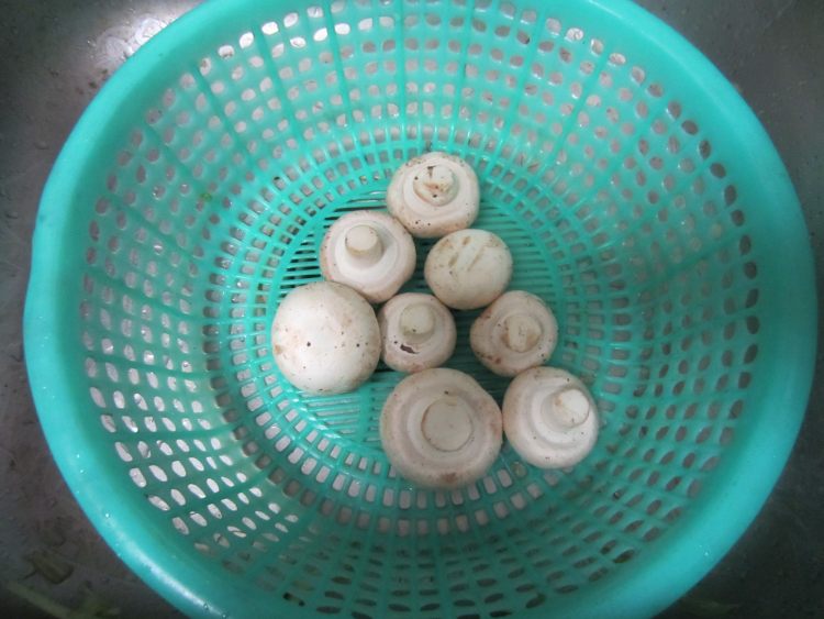 莴笋蘑菇蛋汤步骤3