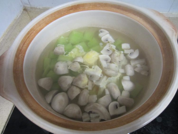 莴笋蘑菇蛋汤步骤8