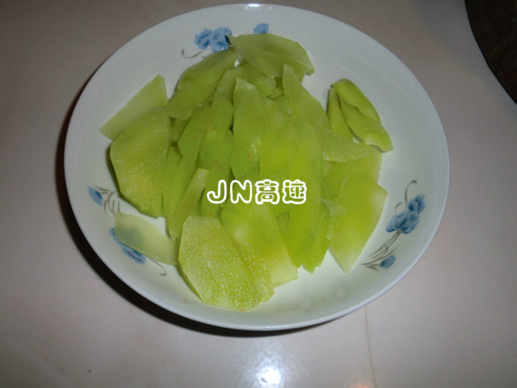 莴笋炒菜花步骤1