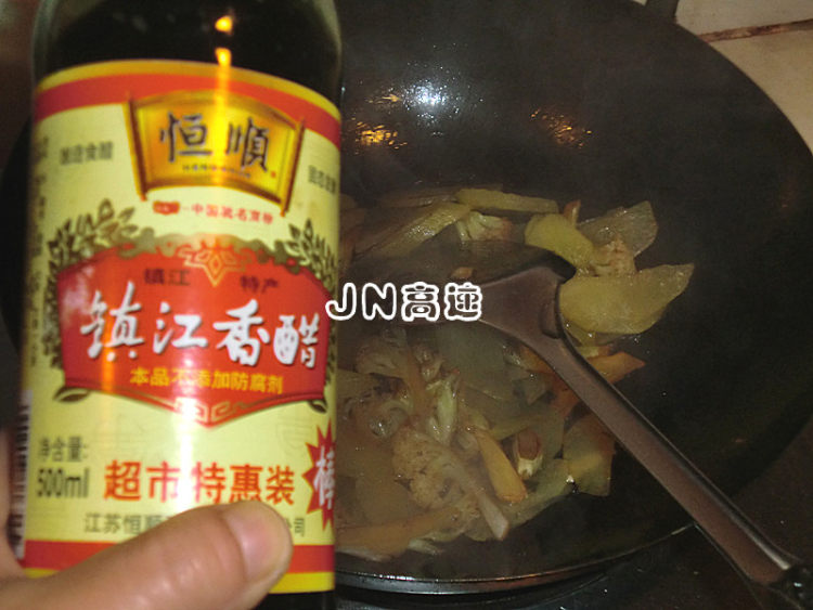 莴笋炒菜花步骤6