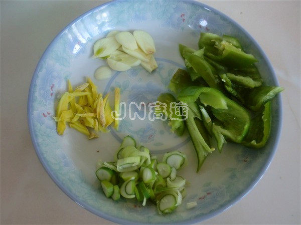 莴笋炒菜花步骤3