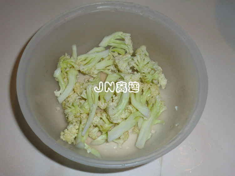 莴笋炒菜花步骤2