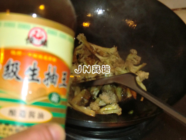 莴笋炒菜花步骤8