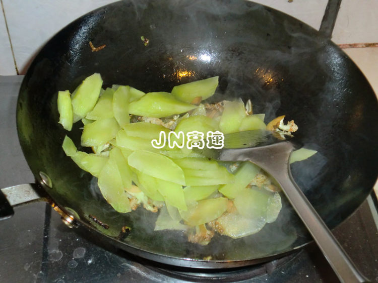 莴笋炒菜花步骤7