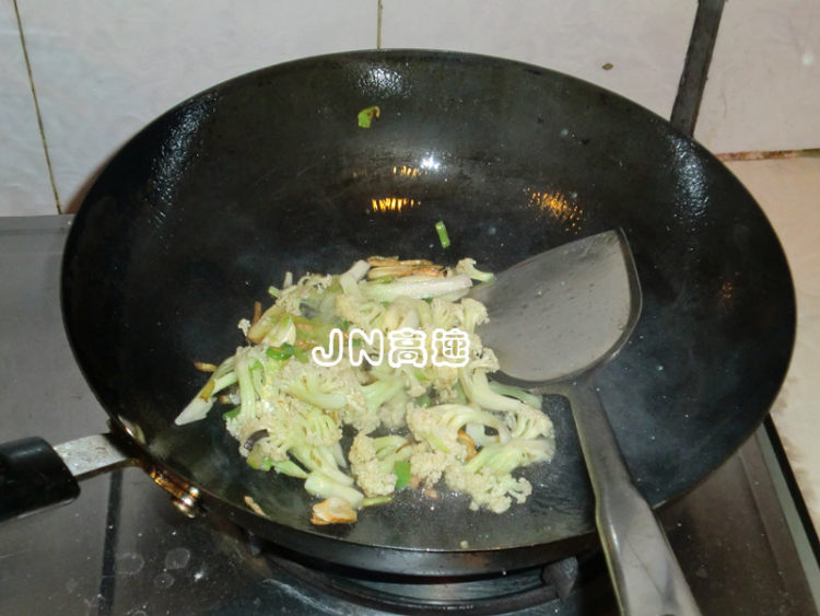 莴笋炒菜花步骤5