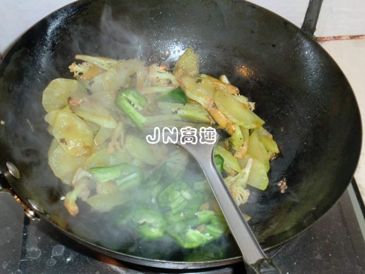 莴笋炒菜花步骤10
