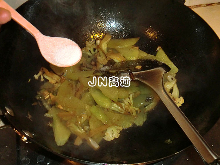 莴笋炒菜花步骤9