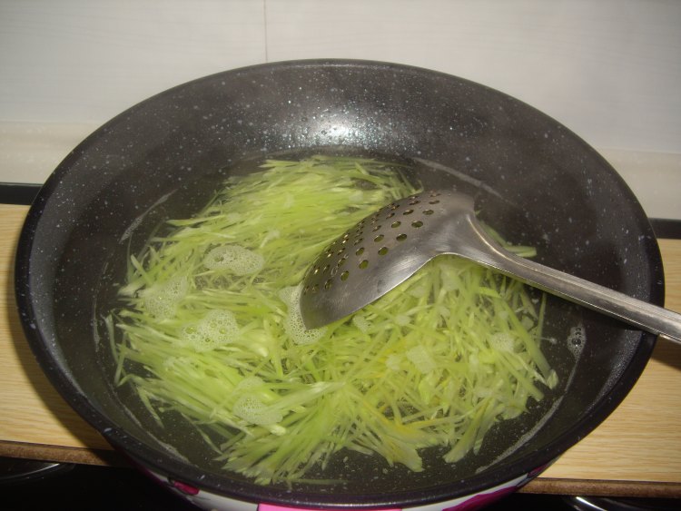 肉丝拌莴笋步骤3