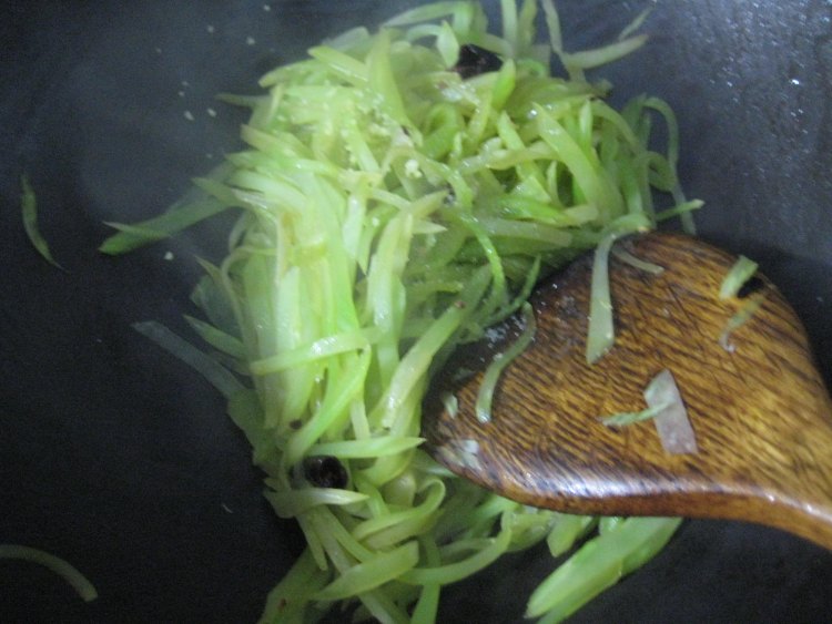 干辣椒莴笋丝步骤4