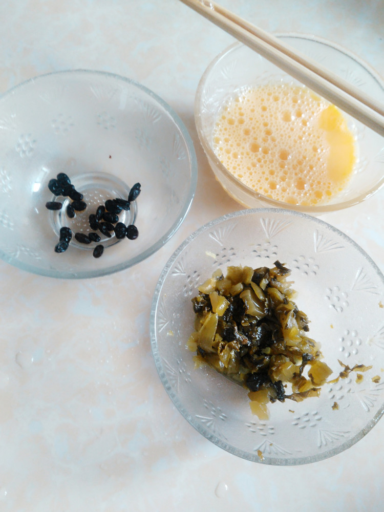 酸菜鸡蛋面步骤1