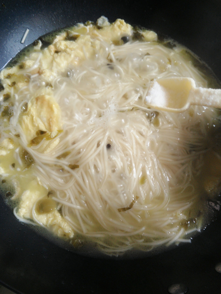 酸菜鸡蛋面步骤6