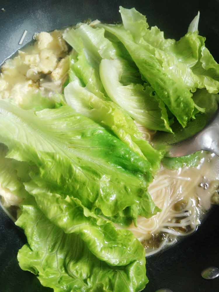 酸菜鸡蛋面步骤8