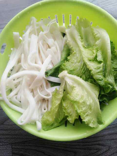 生菜蛋汤米面步骤2
